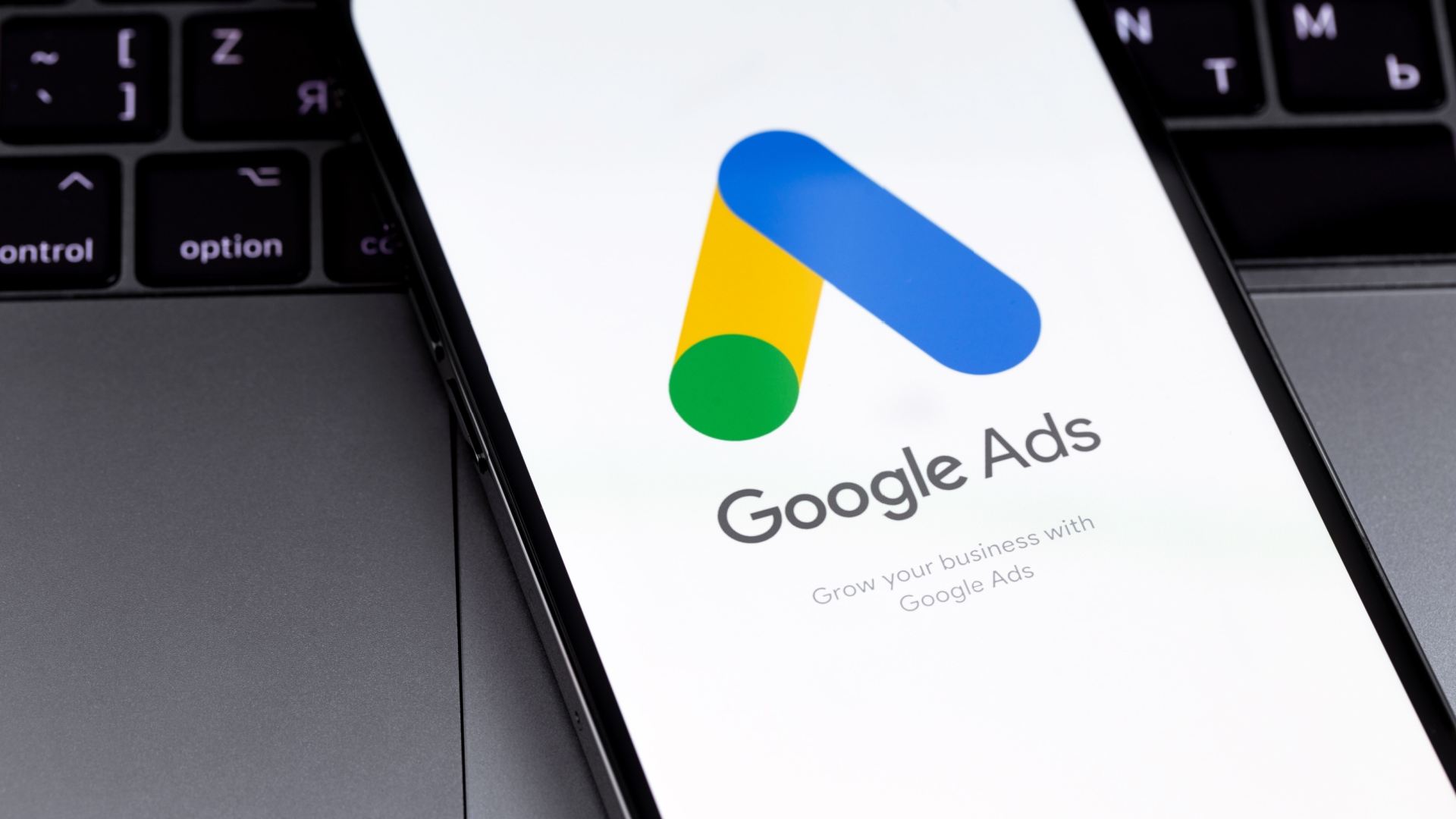 Google Ads innove : les tests A/B intégrés dans Performance Max