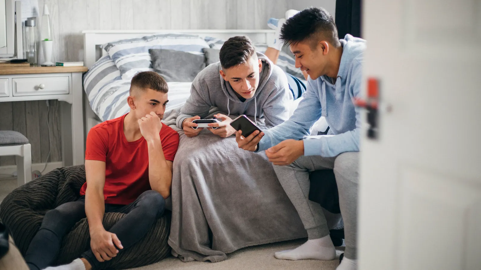 Interdiction des réseaux sociaux aux ados : une solution efficace ?