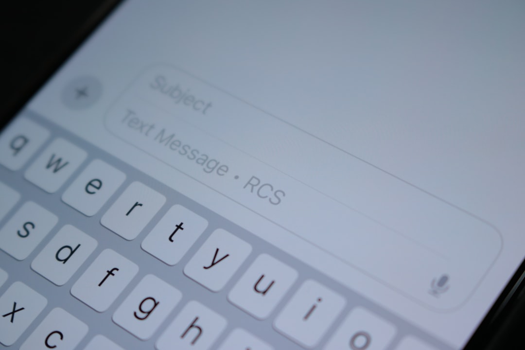 SMS vs DM Instagram : pourquoi le SMS convertit 5 fois mieux